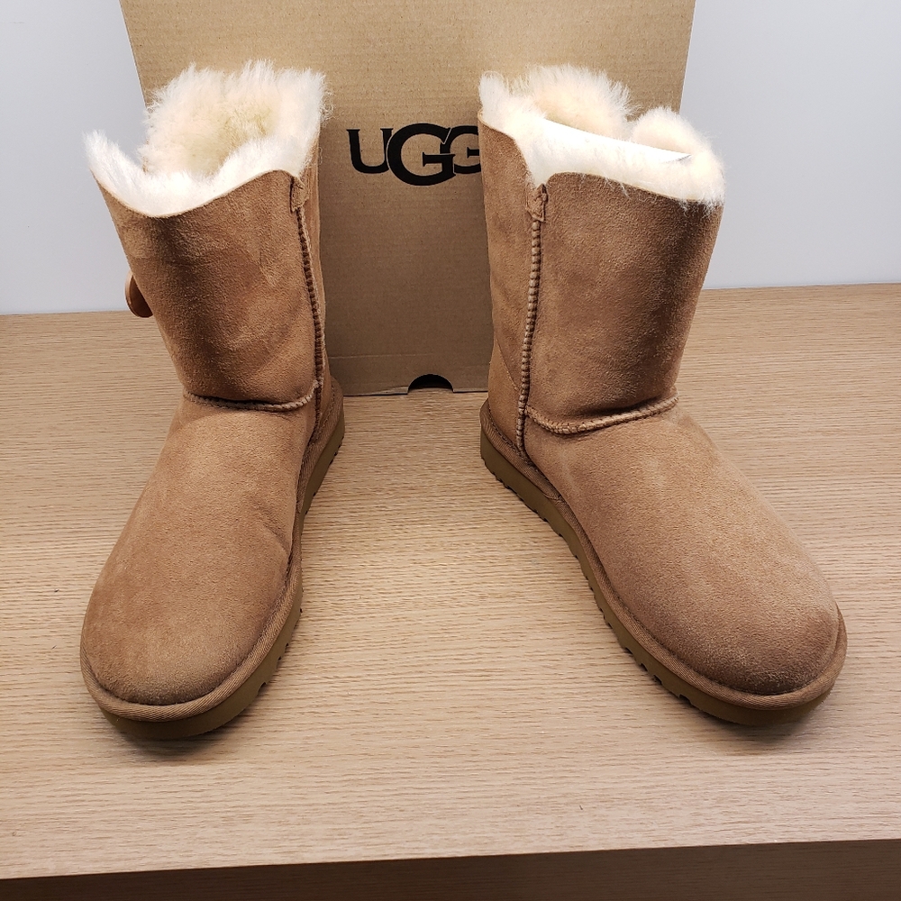UGG BAILEY BUTTON II SHORT CHESTNUT New in Box